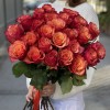 25 красно-желтых роз Боргат 50 см